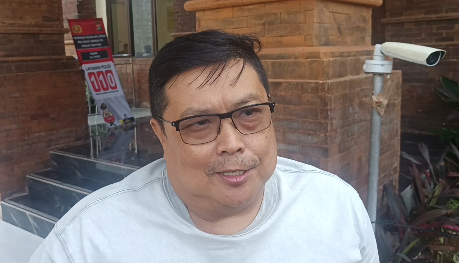 Ayah Timothy, Lukas Triana Putra, saat mendatangi Polresta Denpasar.