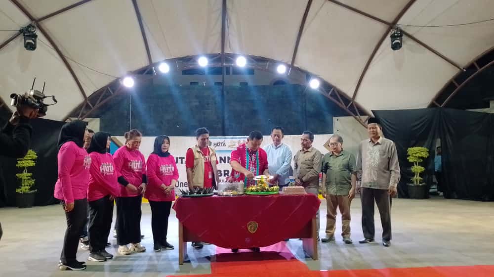 PENUH HARAPAN: Bupati PPU Mudyat Noor memotong dan menyerahkan potongan tumpeng kepada Muh Pramanta Dwi Nopriandy, sebagai simbolis dukungan pemerintah daerah terhadap HUTA.