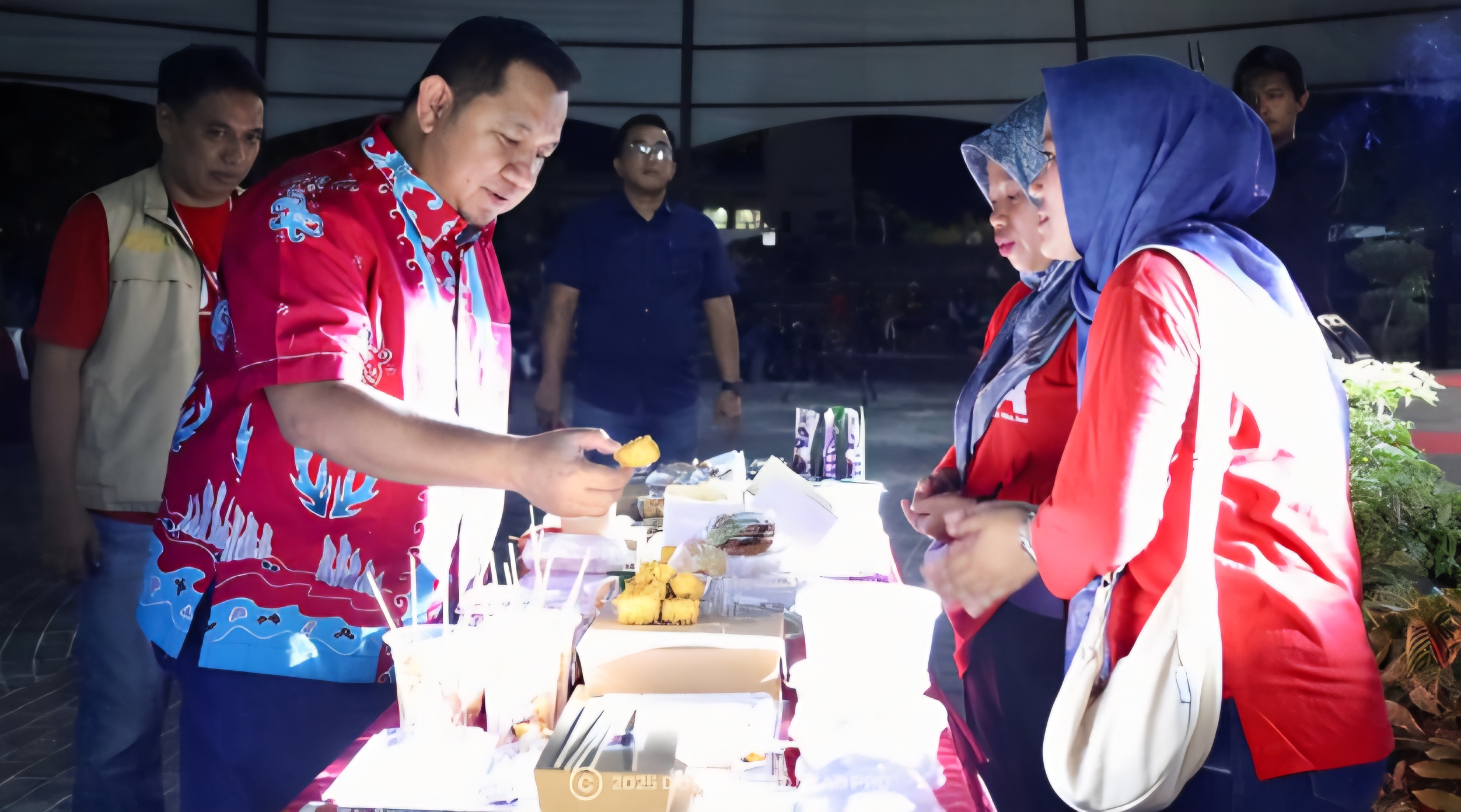 PUNYA PERAN: Mudyat Noor mencicipi berbagai kreasi pangan UMKM yang dianggap bisa menjadi unggulan di PPU.