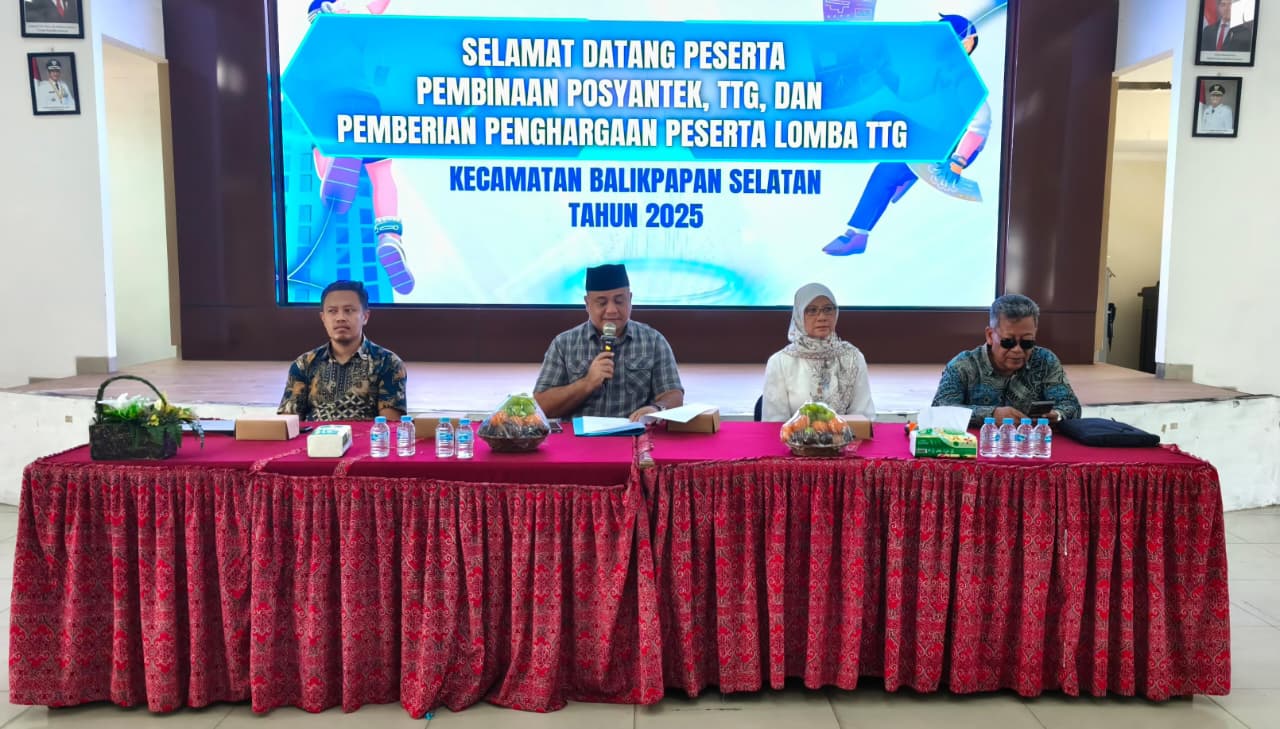 Camat Balikpapan Selatan Muhammad Hakim (pegang mic) berharap muncul berbagai terobosan kreatif di lingkungan masyarakat dan sekolah dalam menghasilkan teknologi yang berguna.