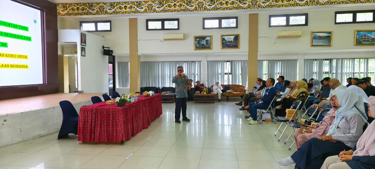 Agus Wahono memaparkan materi di hadapan peserta sinkronisasi dan kolaborasi antar bidang pengelolaan biomassa untuk pakan dan energi.  &nbsp;