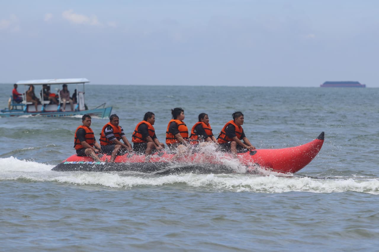 Berbagai jenis atraksi tersedia di Pantai Manggar, Balikpapan. Salah satu yang favorit water sport.  &nbsp;