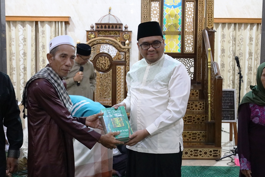 Kunjugan kerja Bupati Kukar Aulia Rahman Basri diawali dengan safari subuh di Masjid Besar Al-Ihsan, dilanjutkan dengan senam Zumba, menyerahkan bantuan hingga meninjau proyek infrastruktur.