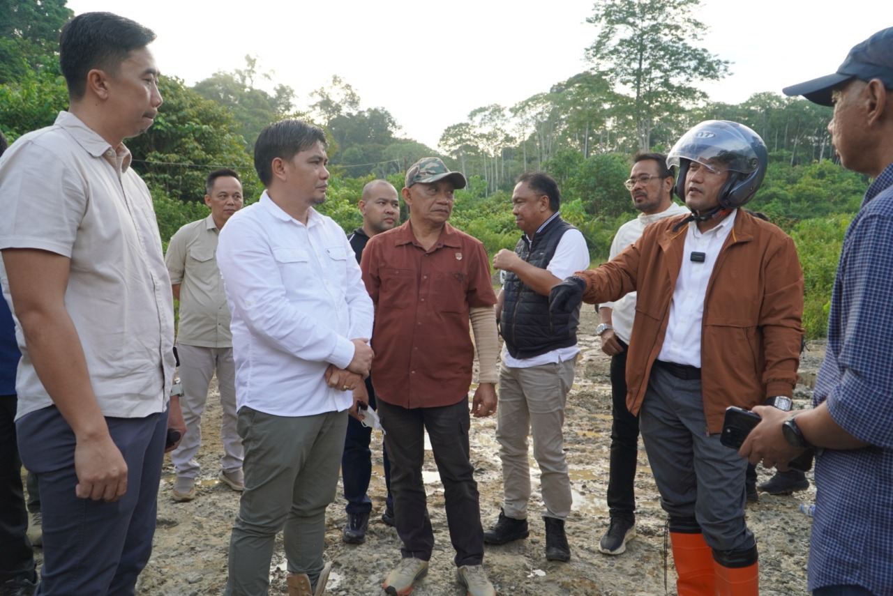 TERUS DIKEBUT: Wakil Gubernur Kaltim Seno Aji (dua kanan) dan Wabup Mahulu Suhuk (dua kiri) saat bertemu di tengah jalan Poros Kubar - Mahulu, Minggu (19/10).