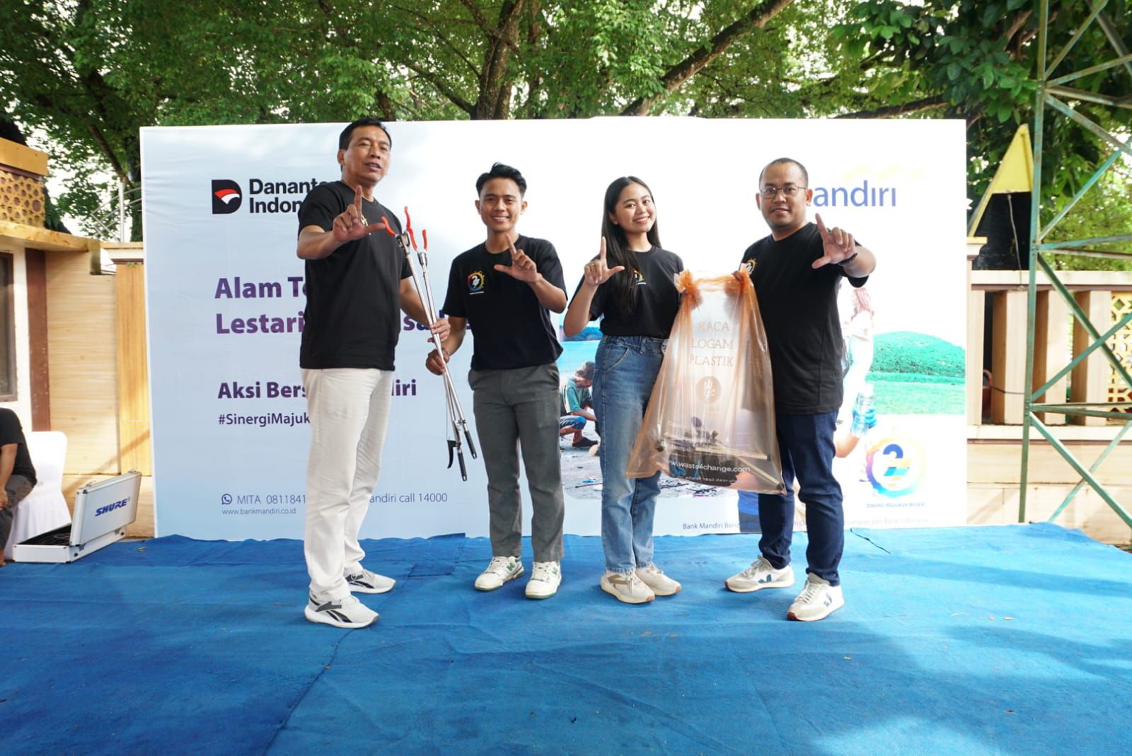 SIMBOLIS: Suprijanto(kiri) memimpin aksi bersih-bersih sungai bersama tim Bank Mandiri.