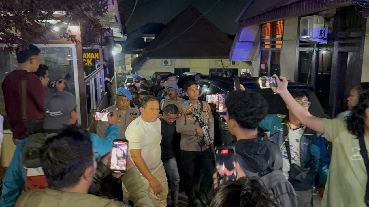 DIPINDAHKAN: Tujuh tahanan yang berhasil dibekuk kembali dibawa dari Polsek Samarinda Kota ke Rutan Polresta Samarinda demi pengamanan lebih lanjut.