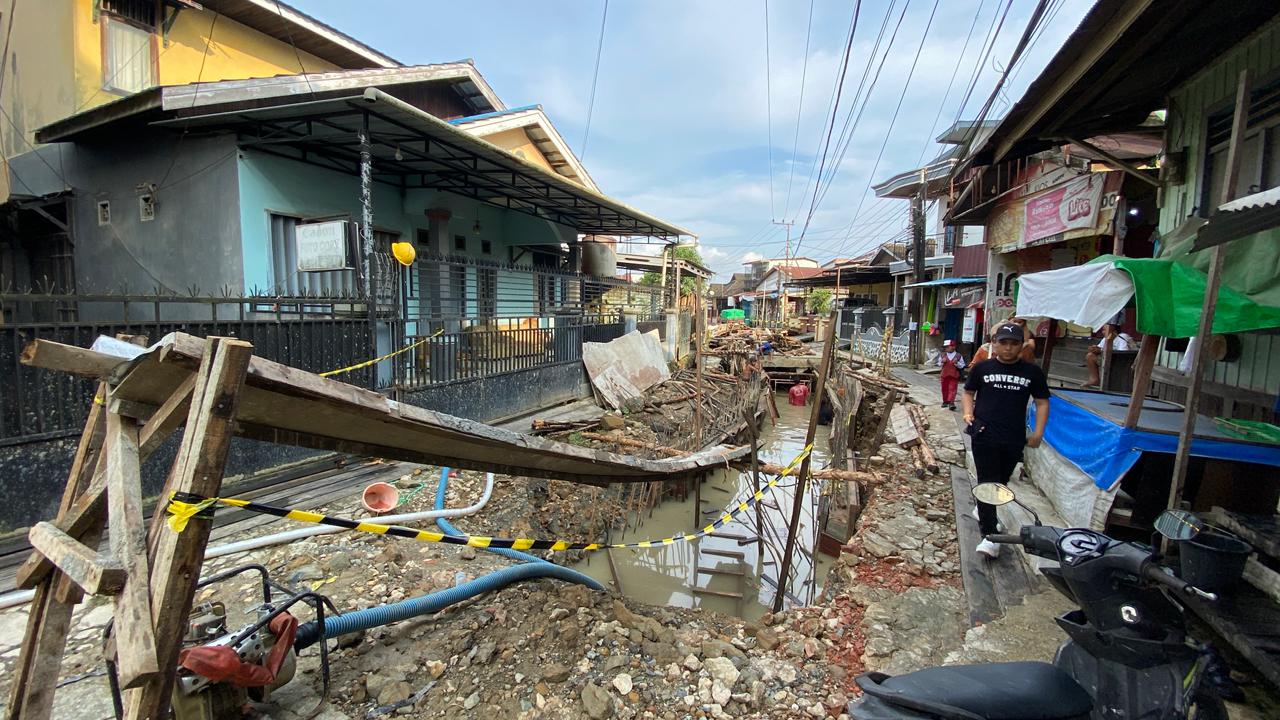 PROGRES: beberapa pekerja menyelesaikan pembangunan drainase di Jalan Kenangan, Kecamatan Sungai Pinang, Senin (20/10).