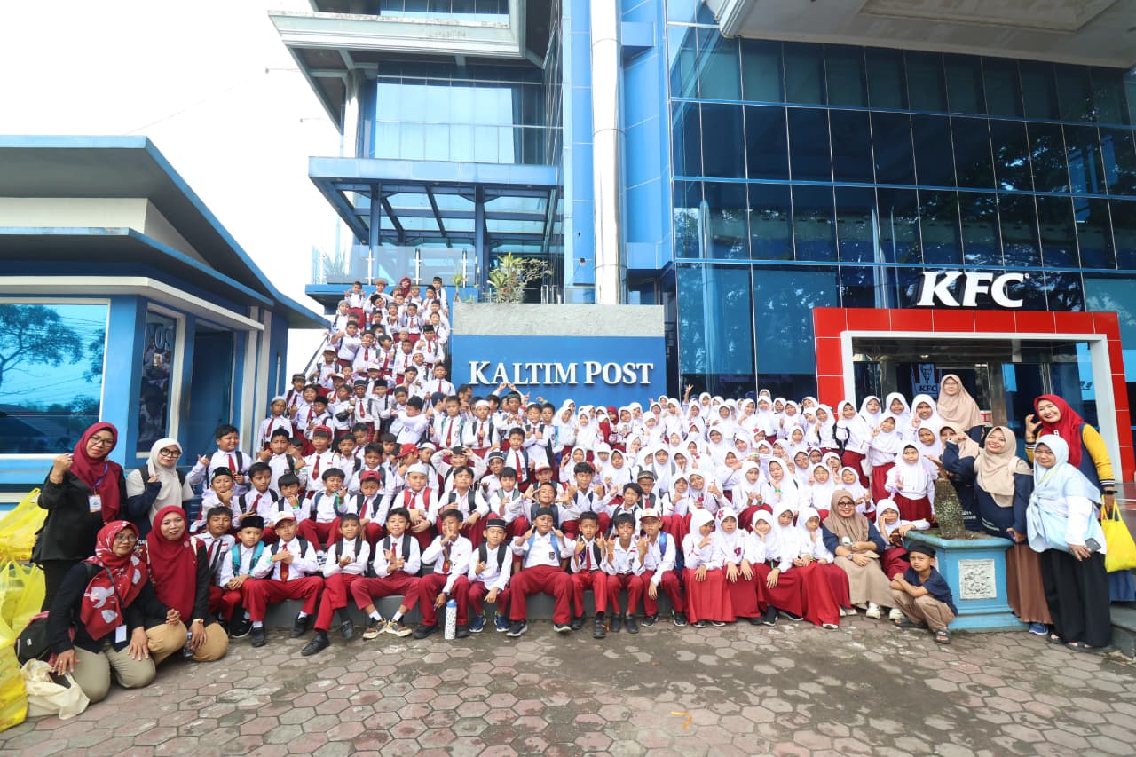 BELAJAR: Ratusan pelajar kelas IV MI Sentra Cendekia Muslim (SCM) Balikpapan bertandang ke Gedung Biru Kaltim Post.&nbsp;