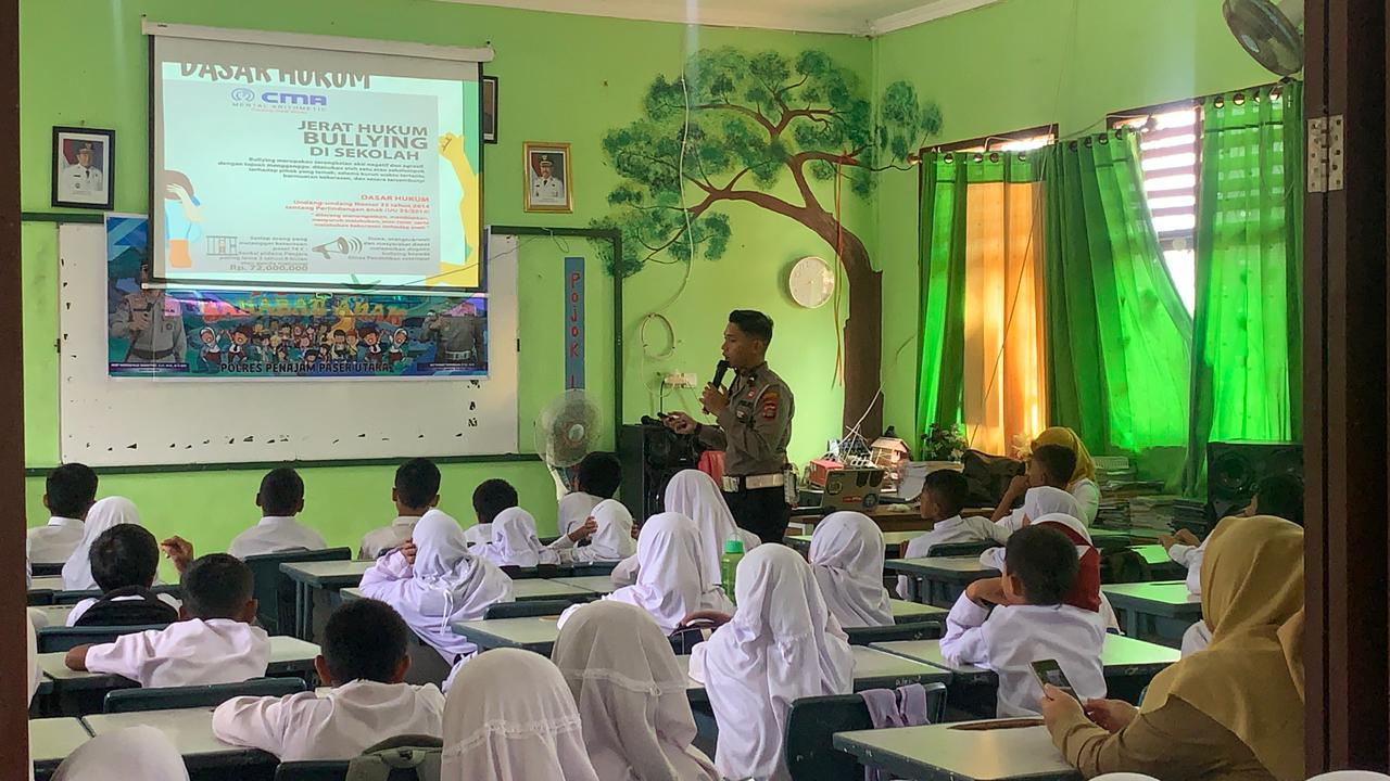 SOSIALISASI: Personel Sat Lantas Polres PPU memberikan sosialisasi tentang bahaya bullying kepada murid-murid SDN 014 Penajam, PPU.