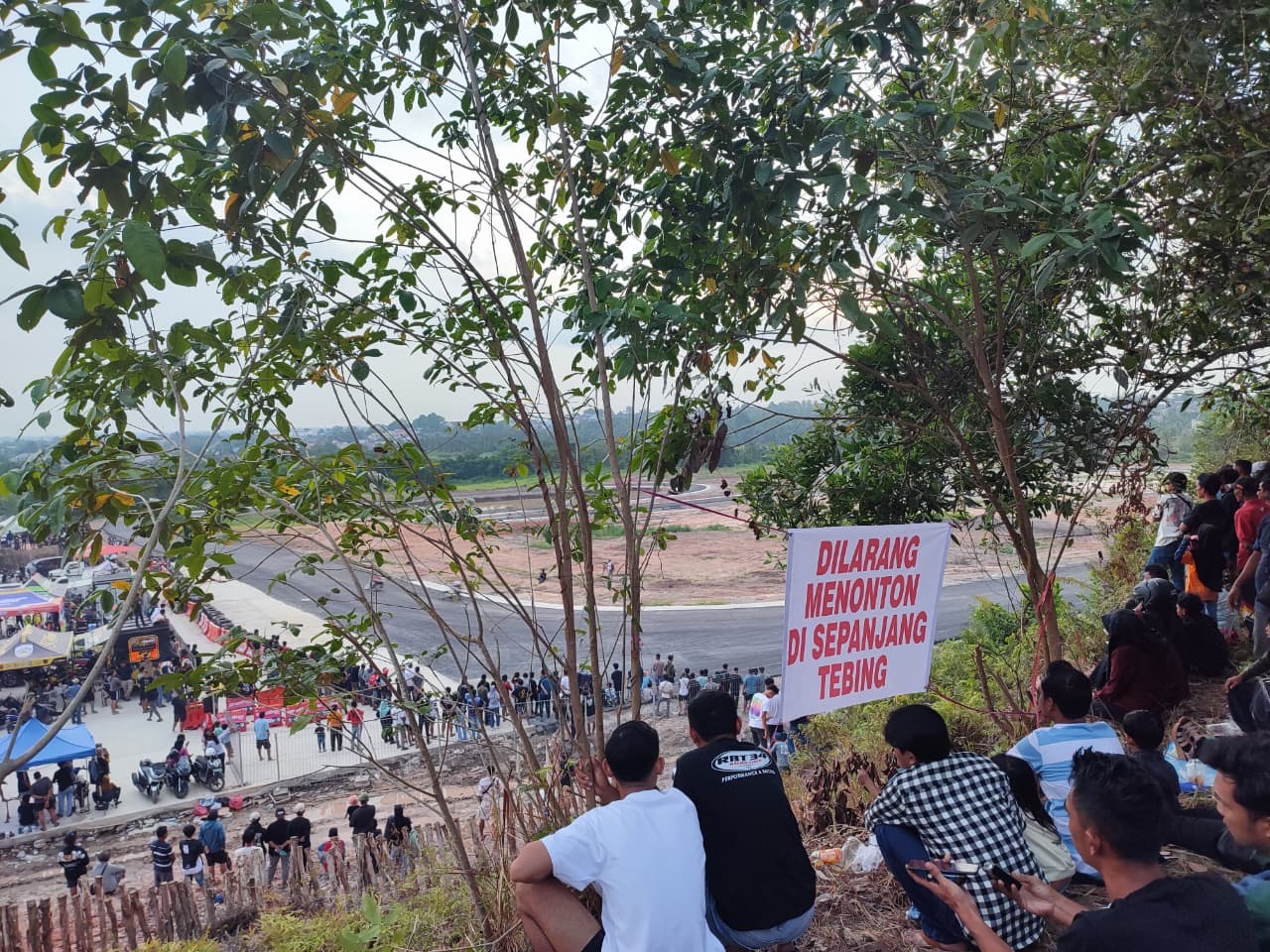 RAMAI: Masyarakat Kabupaten Paser antusiasme menonton latihan balap motor jelang Motoprix 2025 pada pekan depan.