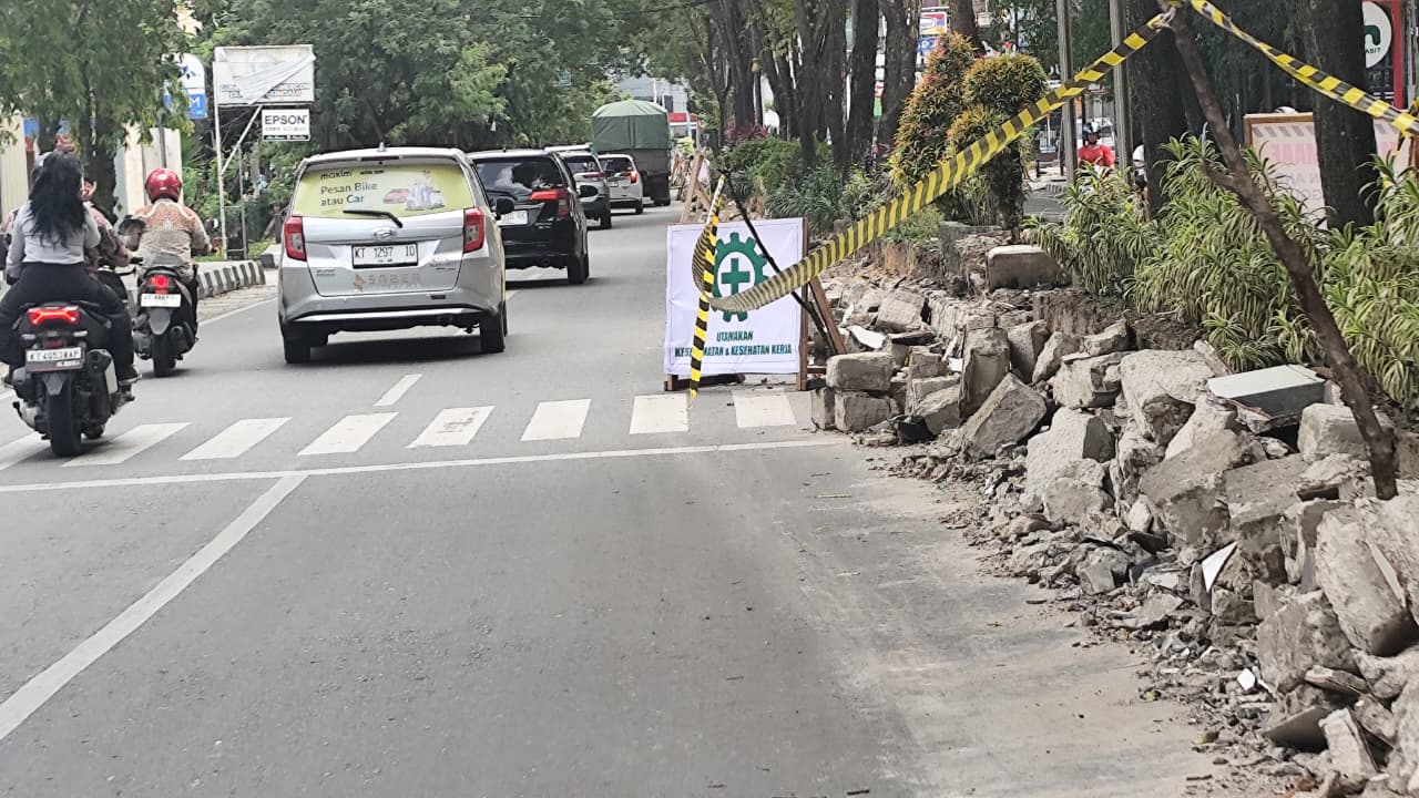 Median jalan yang dibongkar, menyebabkan penyempitan di Jalan Pahlawan, Kecamatan Samarinda Ulu, Senin (20/10). (FOTO DENNY SAPUTRA/KP)