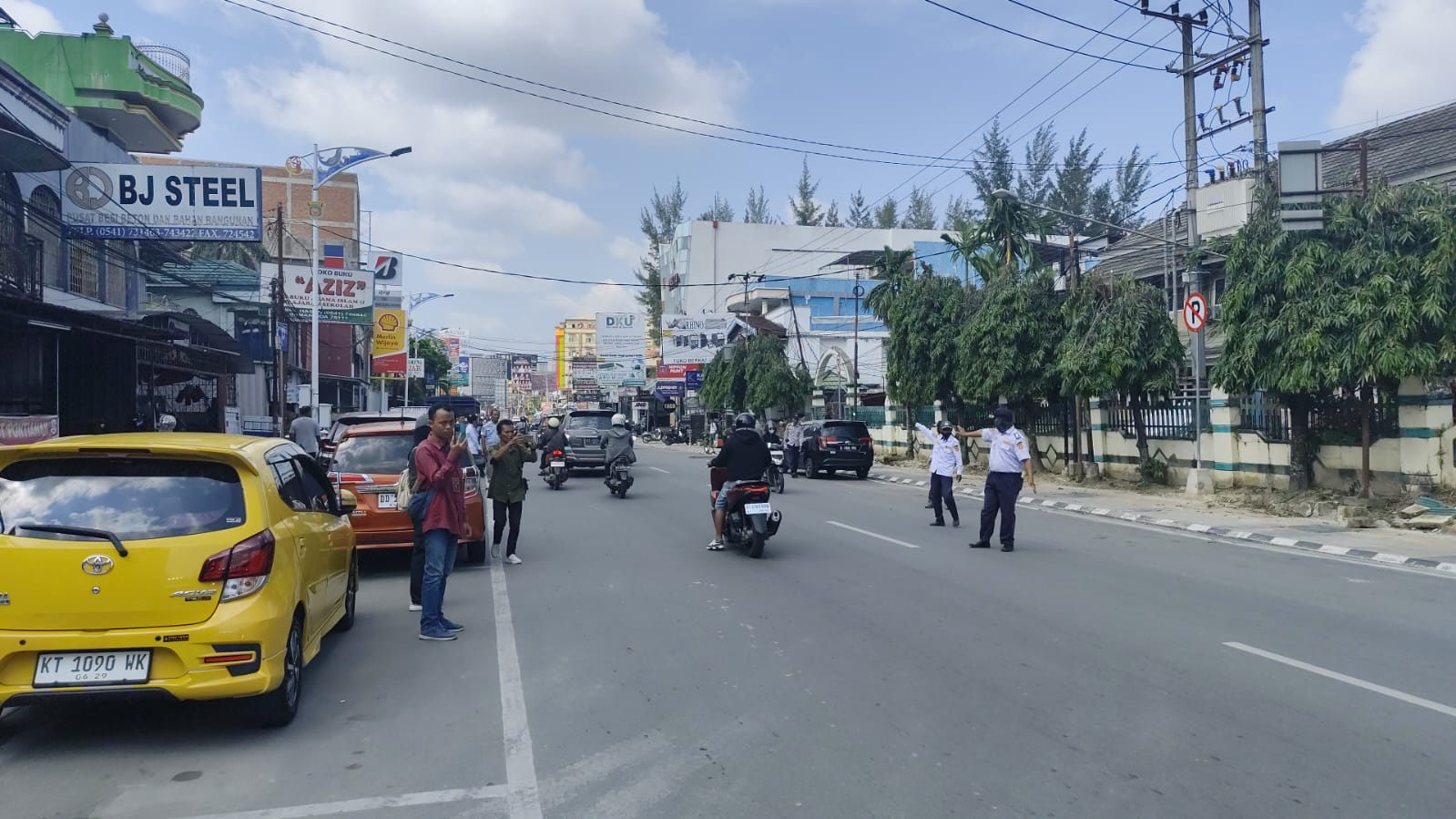 Jalan Abul Hasan, Kecamatan Samarinda Kota sementara membolehkan parkir di sisi kanan, sebagai bentuk sosialisasi penerapan SSA. (FOTO DENNY SAPUTRA/KP)