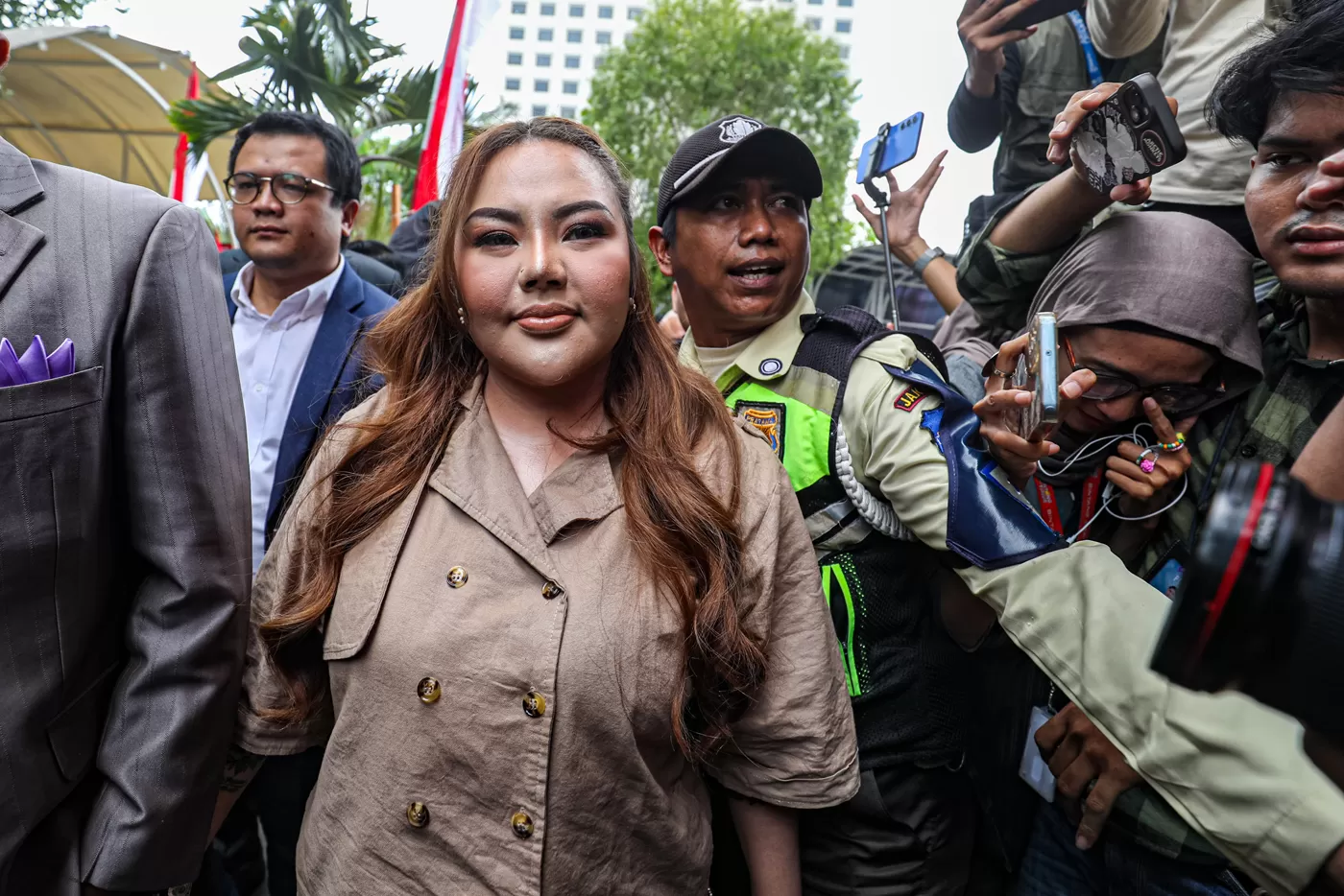 Lisa Mariana (LM) ditetapkan sebagai tersangka dalam kasus dugaan pencemaran nama baik terhadap mantan Gubernur Jawa Barat Ridwan Kamil (RK).