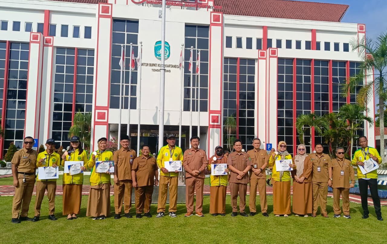 Sekkab Kukar, Sunggono menyerahkan piagam penghargaan kepada atlet Korpri Kukar berprestasi pada ajang Pornas Korpri XVII Tahun 2025 di Palembang, Senin (20/10/2025).  &nbsp;