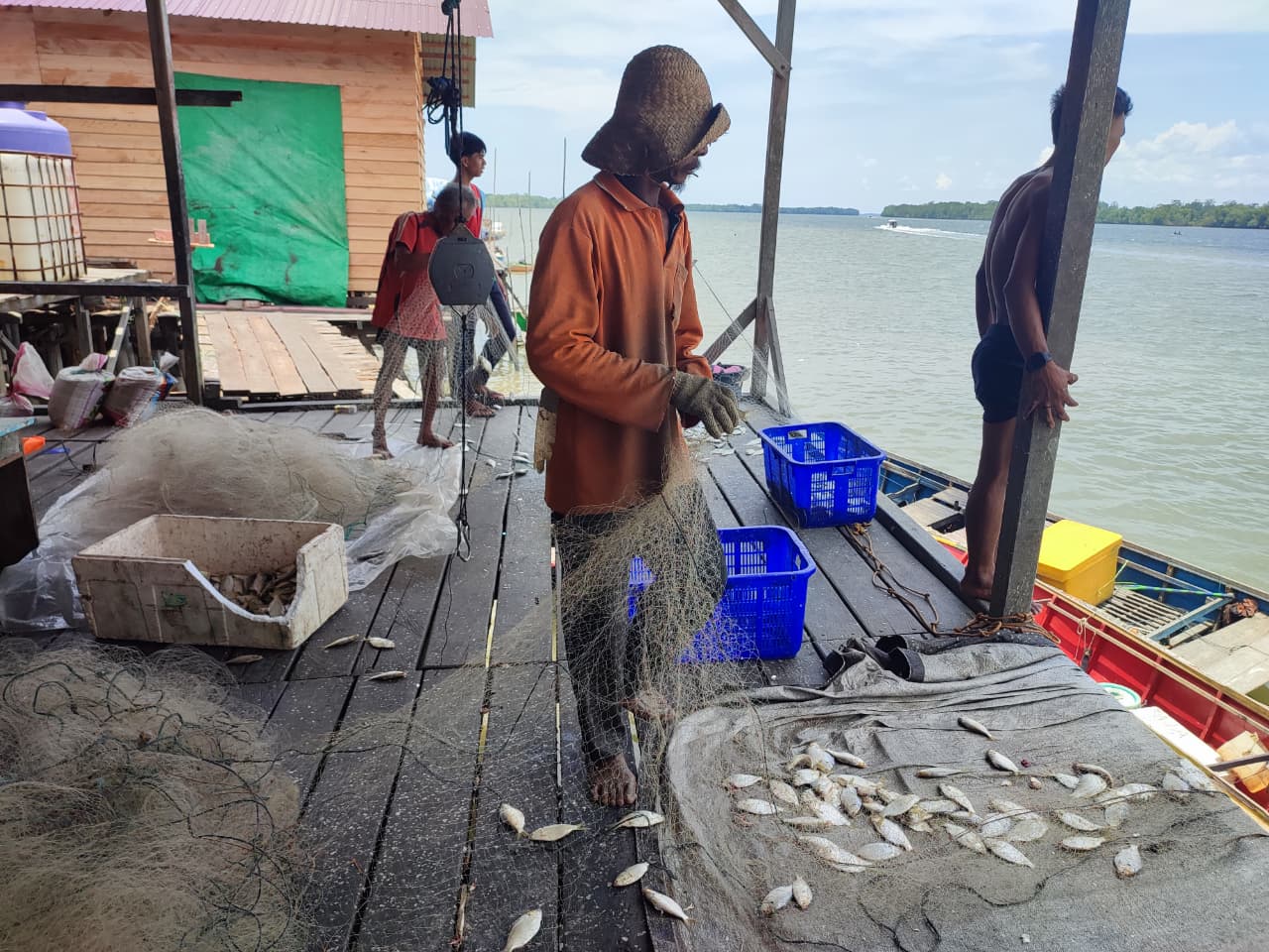 Hasil laut perikanan Paser mayoritas berasal dari Kecamatan Long Ikis dan Tanjung Harapan.  &nbsp;
