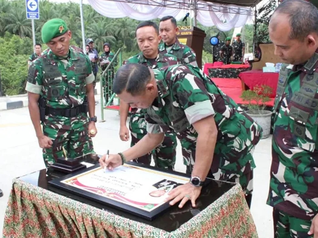 Tinjau pangkalan.