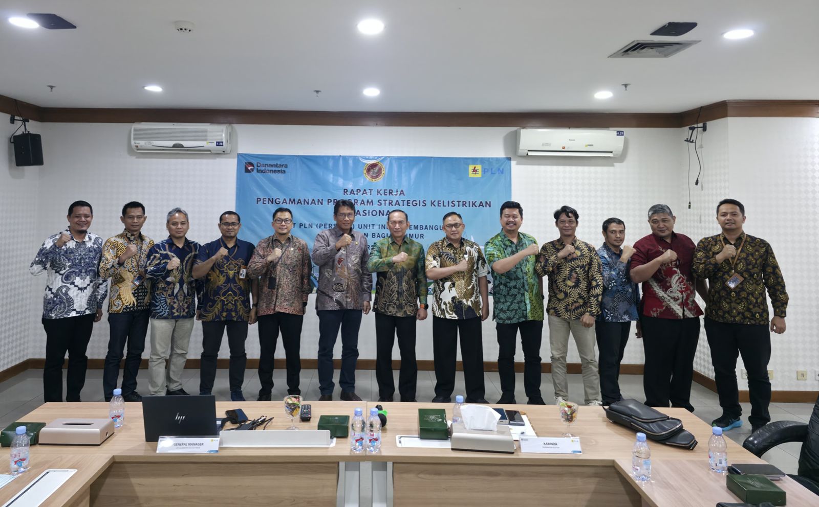SINERGI: GMPLN UIP Kalimantan Bagian Timur Basuki Widodo bersama Kepala BINDA Kalsel Brigjen Pol Nurullah dan peserta Raker Pengamanan Program Strategis Kelistrikan Nasional abadikan momen.