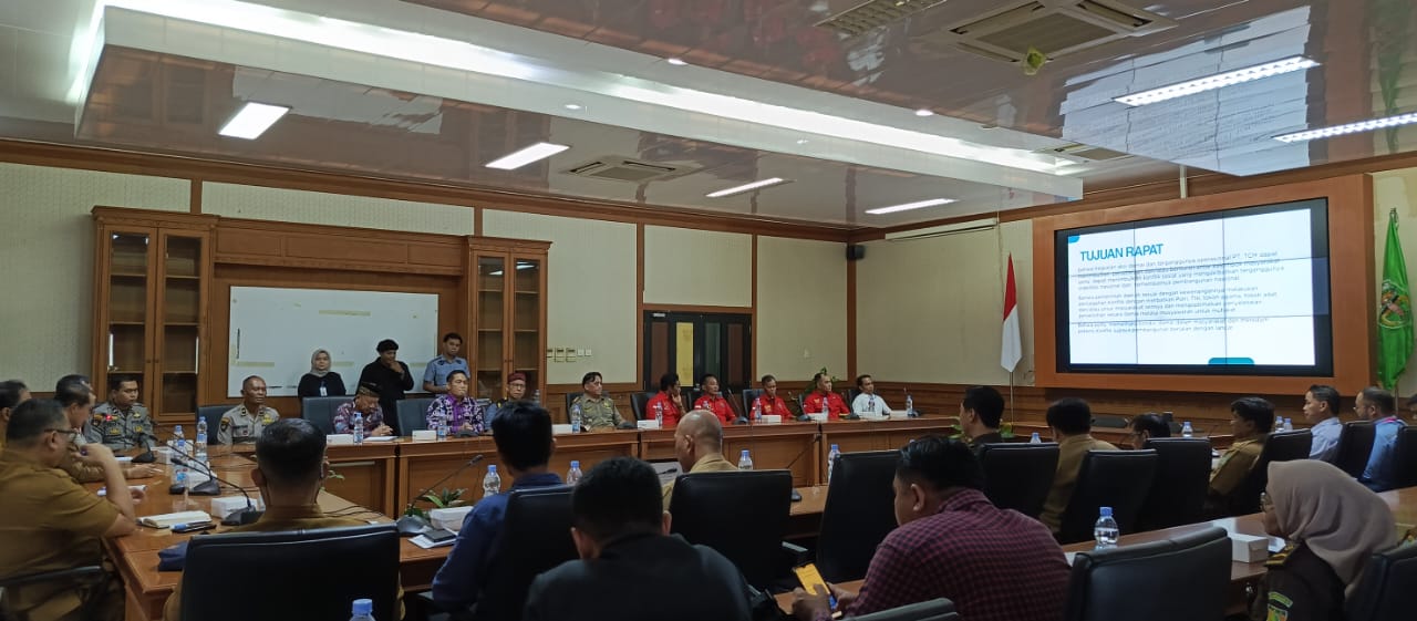 MUSYAWARAH: Rapat koordinasi permasalahan gangguan operasional PT TCM