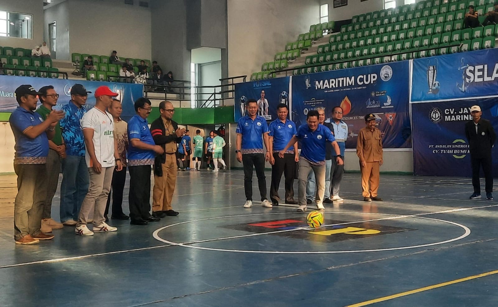 Penendangan bola pertama menandai dimulainya turnamen Maritim Cup.
