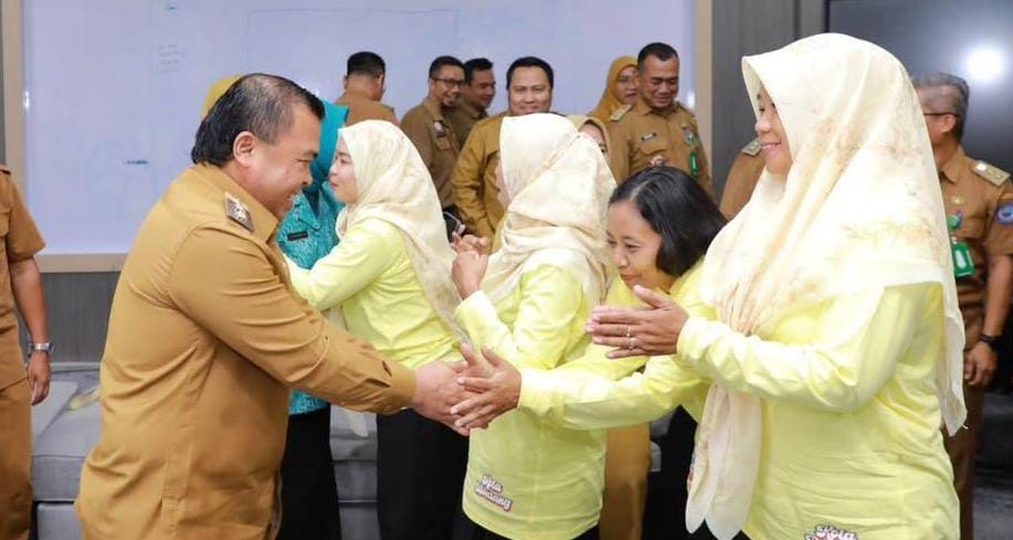 BERI PESAN: Wakil Wali Kota Bontang Agus Haris memberikan semangat kepada kader posyandu terbaik Kota Bontang yang berlaga di jambore tingkat Kaltim.