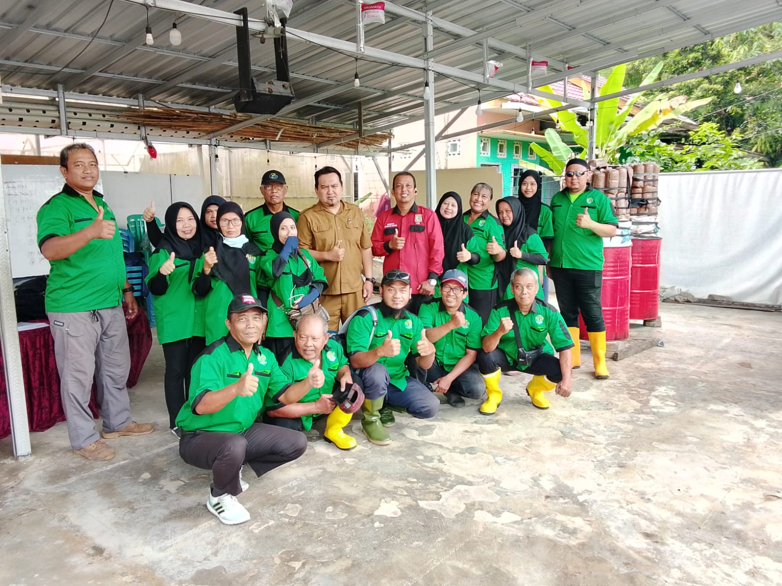 Warga RT 37 Kelurahan Gunung Bahagia antusias mengikuti pelatihan budidaya jamur tiram&nbsp; dengan instruktur, Dody Setia Pratikno (seragam ASN) dan Noor Mansyah (tengah baju merah).