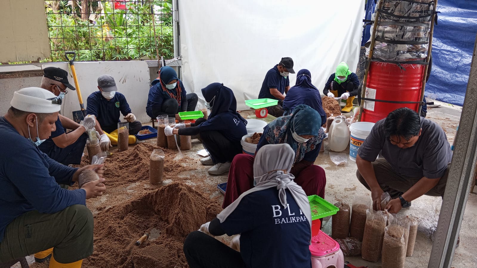 Salah satu materi yang diajarkan yakni cara membuat baglog atau menanam jamur.  &nbsp;   &nbsp;