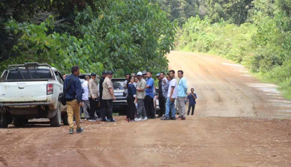 Beberapa anggota DPRD kaltim meninjau progres pembangunan Jalan Penghubung Kubar-Mahulu. (IST)