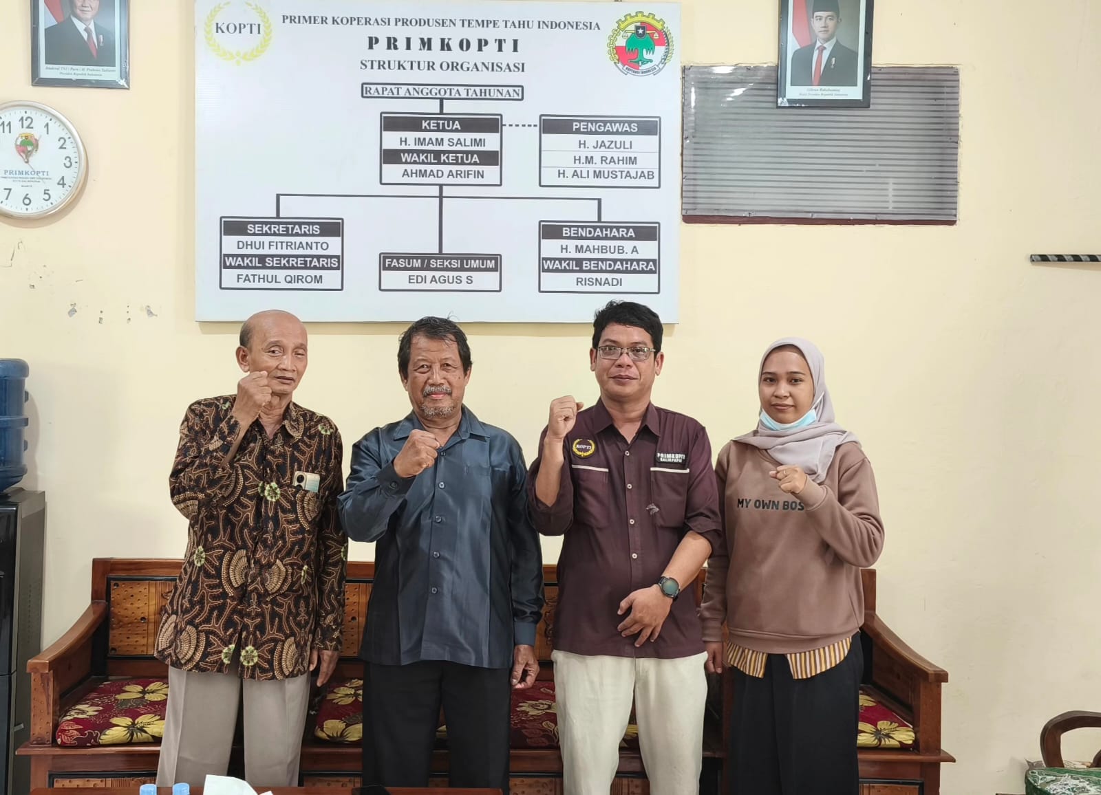 Imam Salimi (dua kiri) bersama pengurus lainnya. (FOTO LUPUS/KP)