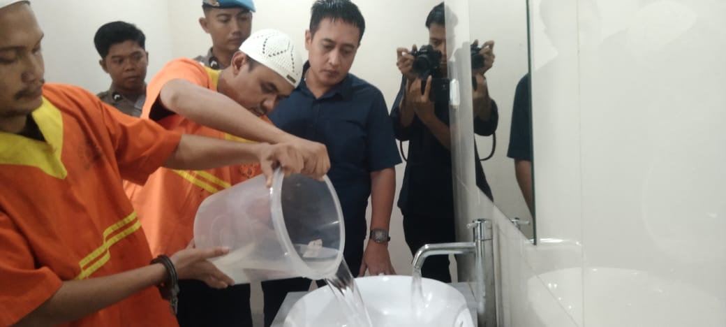 MUSNAH: Penyidik menghadirkan dua tersangka dalam pemusnahan barang bukti sabu.