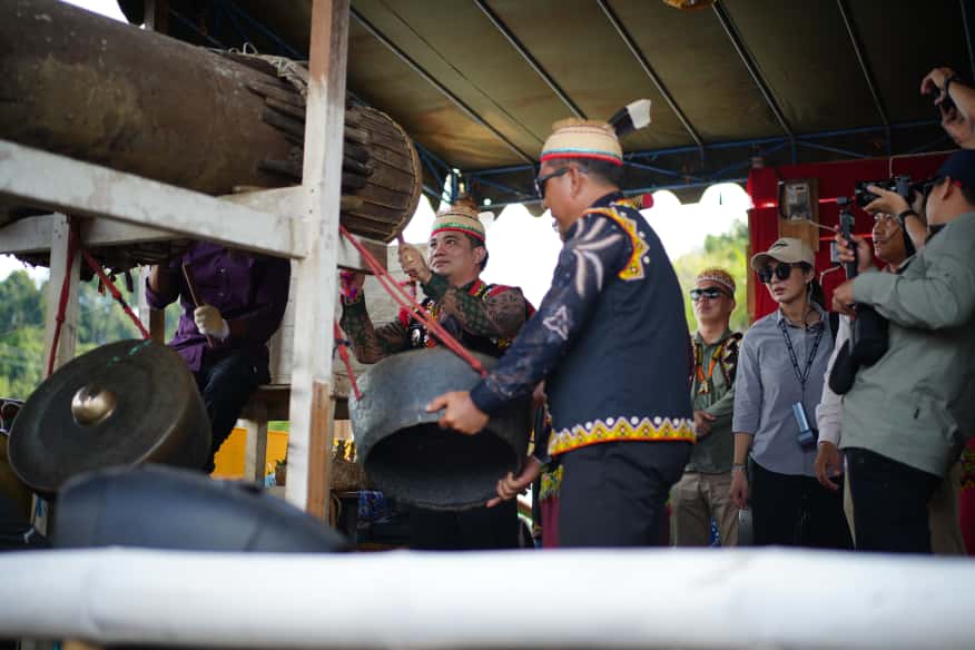 Wakil Bupati Mahulu Suhuk membuka gelaran hudoq pekayang dengan memukul tivung, Senin (20/10).