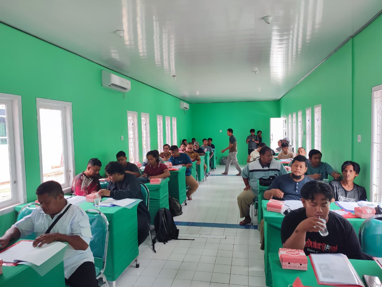 Pemkab Paser melalui Disperindagkop UKM Paser memfasilitasi juru sembelih unggas untuk mendapatkan sertifikasi halal, Selasa (21/10/2025). (Najib/KP)