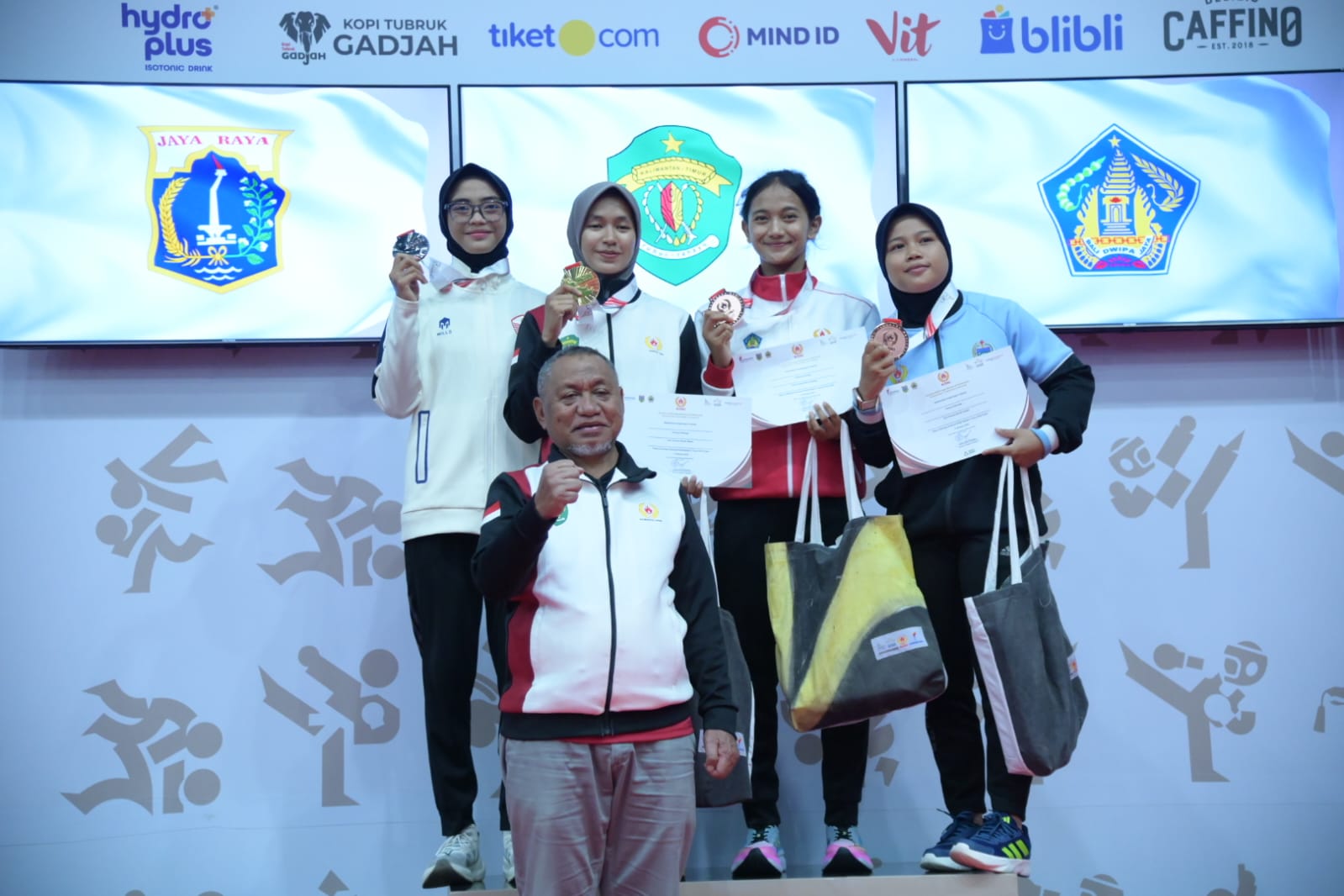 Wakil Ketua I KONI Kaltim Ego Arifin membersamai Fitri Mawarni (kedua kiri, atas), pesilat Kaltim yang sukses meraih medali emas.