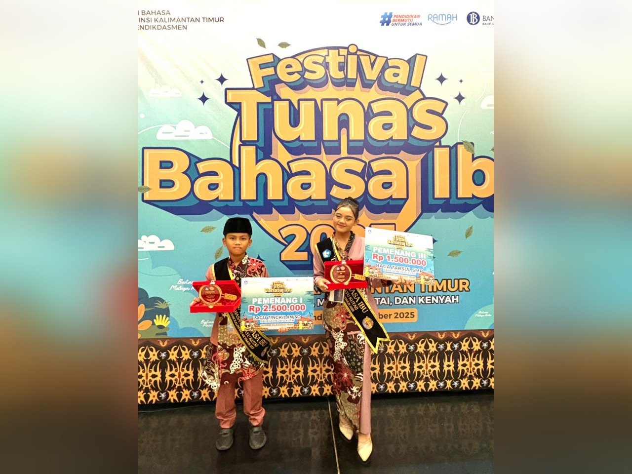 APRESIASI: Pragata Wistara Gafila, siswa SD Muhammadiyah Tenggarong, menerima penghargaan Juara 1 Lomba Lagu Tingkilan SD pada Final Festival Tunas Bahasa Ibu (FTBI) tingkat provinsi Kaltim 2025.