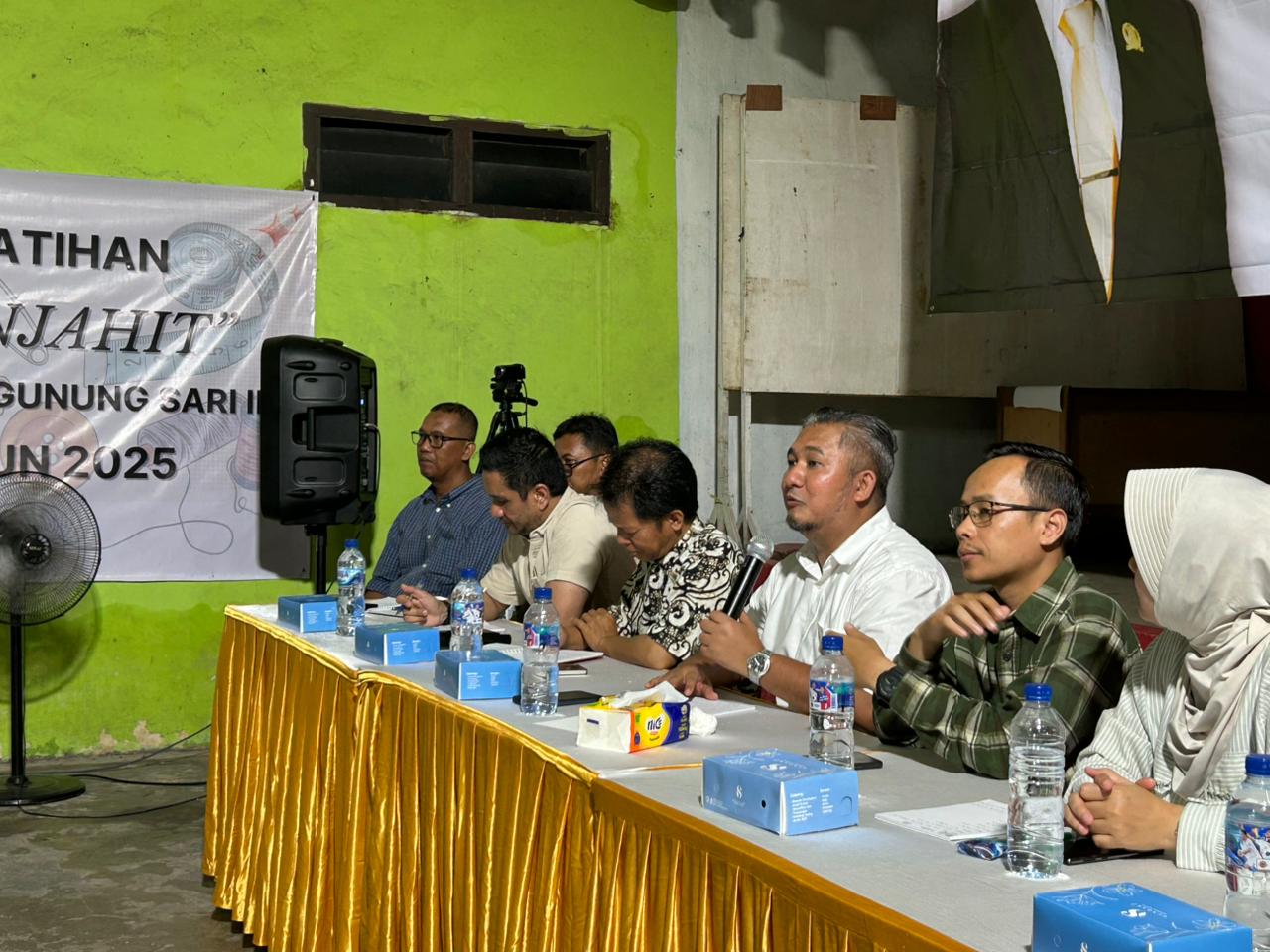 DIALOG: Anggota DPRD Balikpapan, Andi Arief Agung berdialog dengan warga dalam kegiatan reses. Momentum ini jadi sarana penting menyerap aspirasi masyarakat untuk dasar penyusunan program pembangunan
