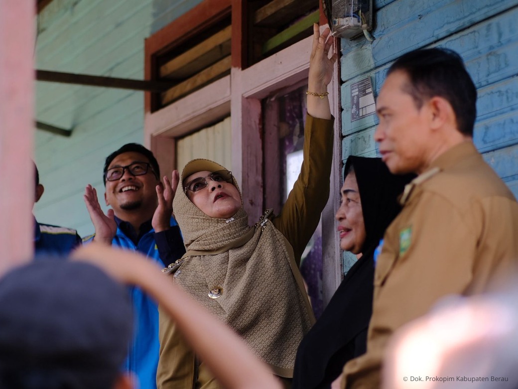 SANGAT BERMANFAAT: Penyalaan serentak sambungan listrik gratis bagi 74 keluarga prasejahtera di berbagai daerah melalui program LUTD, Selasa (21/10).
