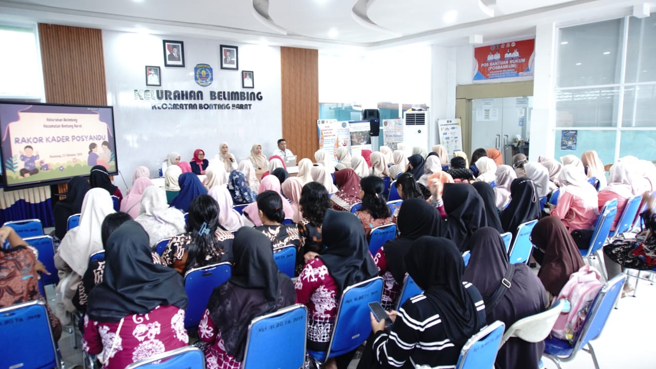 BAHAS BERSAMA: Kader posyandu di Kelurahan Belimbing mengikuti rapat koordinasi untuk peningkatan angka kunjungan. FOTO: ADIEL KUNDHARA/KP