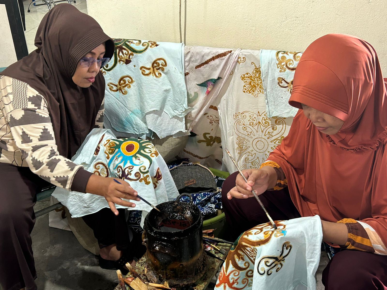 Warga Kelurahan Gunung Sari Ulu berkesempatan menimba ilmu membatik di rumah produksi Batik Shaho untuk mengembangkan kreativitas motif batik.