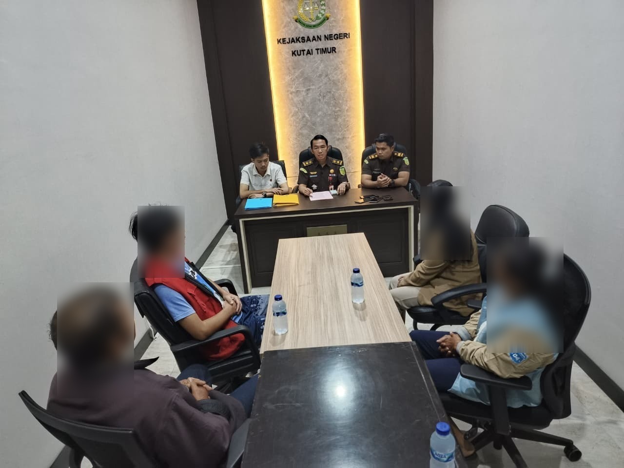 Proses restorative justice kasus KDRT di Kejari Kutim, Sangatta Utara, Rabu (22/10). Pelaku dan korban sepakat berdamai setelah dimediasi oleh pihak kejaksaan.