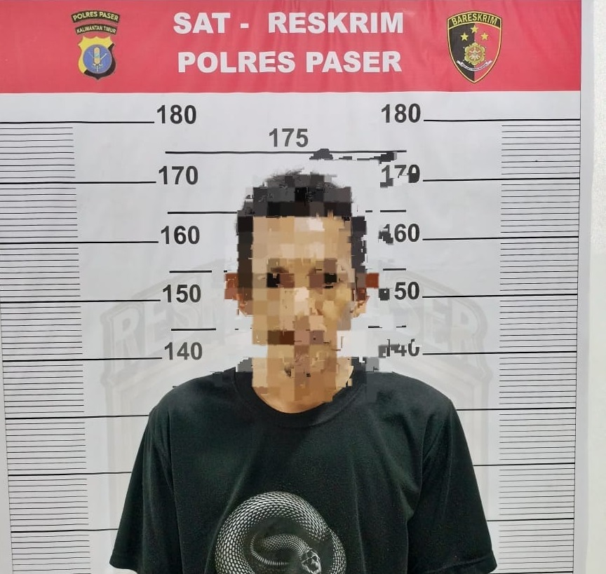 DITANGKAP: Pelaku pembacokan di Muara Pasir saat berada di Polres Paser.