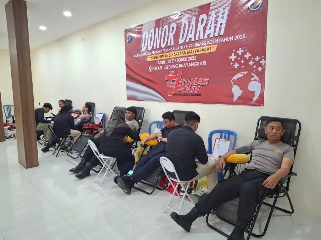 AKSI SOSIAL: Donor darah dilakukan Bidang Humas Polda Kaltim dalam rangka HUT Humas Polri.