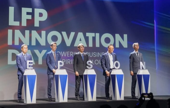 Presiden Global Seiko Epson Corporation, Junkichi Yoshida (tengah) saat peluncuran Epson SureColor SC-S9130 di LFP Innovation Day 2025, Hotel Indonesia Kempinski.