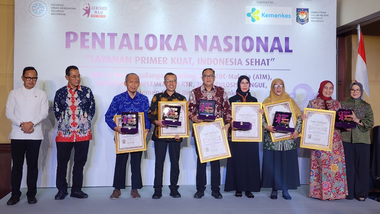 Dokter Ismid Kusasih (tengah) menerima piagam atas keberhasilan menurunkan stunting, dalam agenda Adinkes di Solo, Jawa Tengah, Selasa (21/10).
