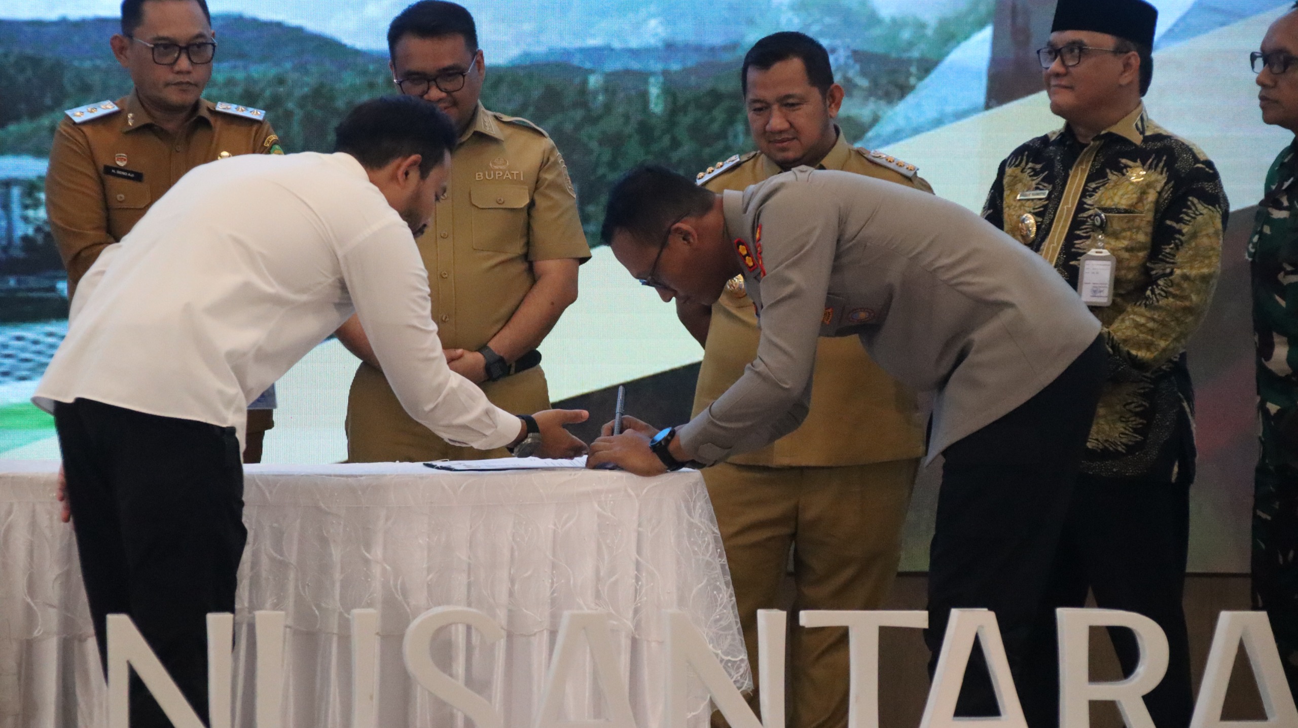 TEKEN: Kapolres PPU AKBP Andreas Alek Danantara turut meneken kesepakatan tapal batas IKN dengan daerah sekitar.