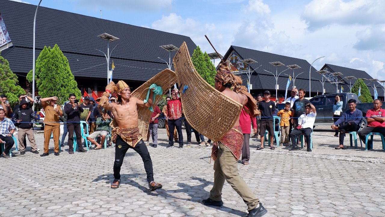 Dua orang sedang bertanding oltrad behempas.