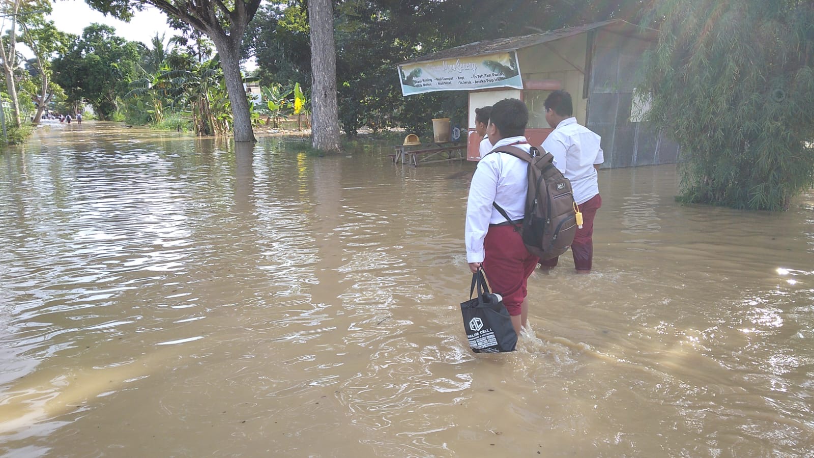 Pelajar SD 010 Bontang Utara hari ini melaksanakan kegiatan belajar-mengajar secara daring imbas akses menuju sekolah terendam luapan air sungai.