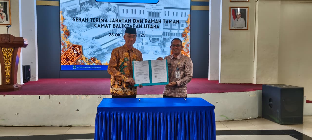 Serah terima Camat Balikpapan Utara dari Plt Camat Balikpapan Utara, Ariefdah Aida Kuntjoro (kiri) kepada Umar Adi.
