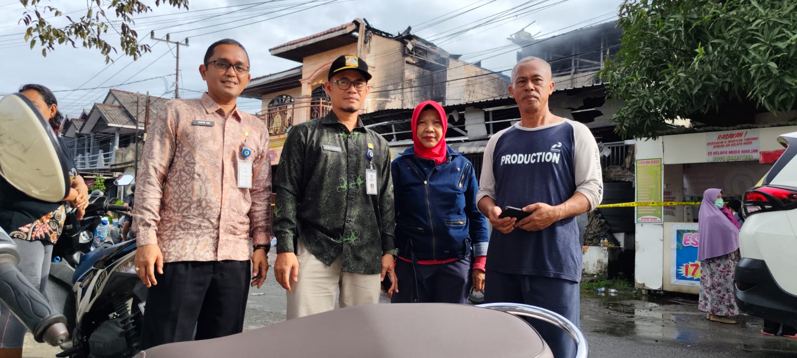 Lurah Graha Indah Muhammad Arif Rachman (dua kiri) mendampingi Camat Balikpapan Utara Umar Adi (ujung kiri) yang turut meninjau lokasi kebakaran.