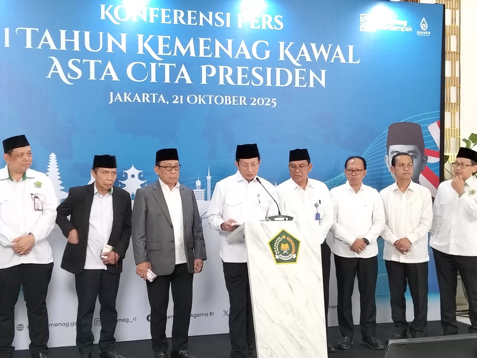 Menteri Agama (Menag) Nasaruddin Umar (tengah) menyampaikan laporan satu tahun kinerja Kemenag di Jakarta (21/10).