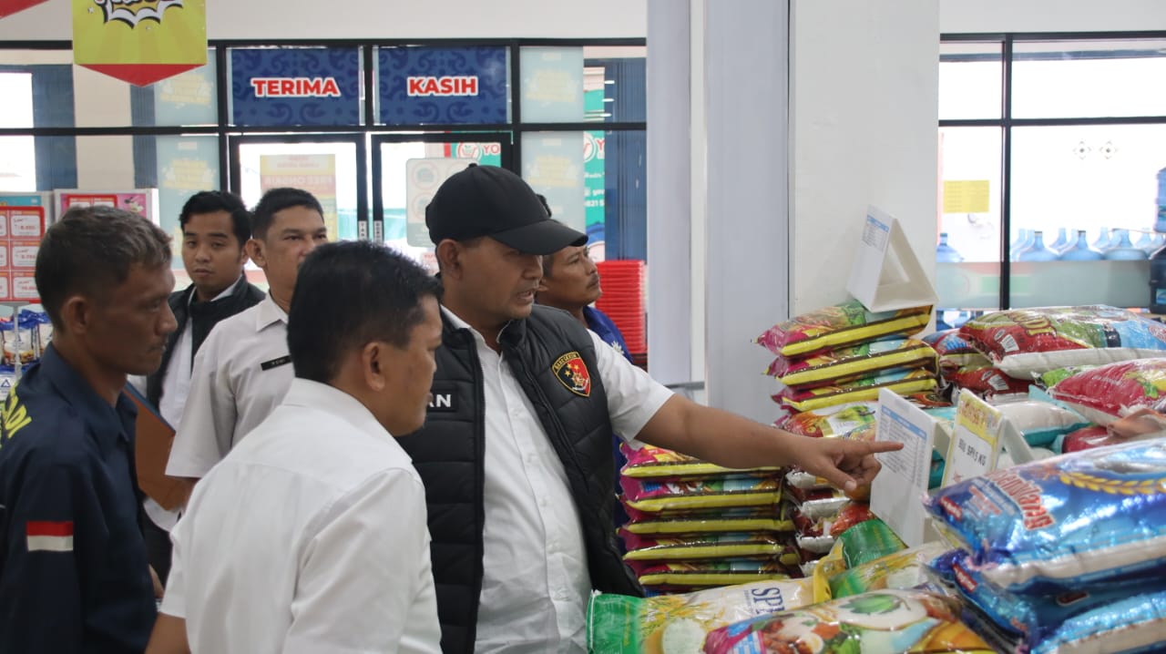 SATGAS: Satuan Tugas (Satgas) Pengendalian Harga Beras di PPU saat melakukan peninjauan ke sejumlah ritel modern, distributor dan pasar tradisional. Mereka menemukan penjualan beras melebihi HET.