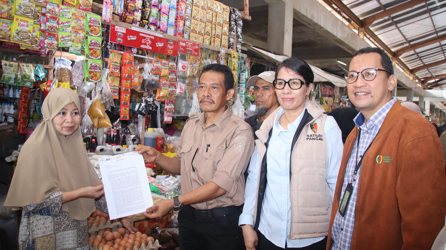 SIDAK: Satgas Pangan Polri dipimpin&nbsp;Kombes Pol Yolanda Evalyn Sebayang&nbsp;saat sidak pasar di PPU untuk memastikan harga beras yang wajar.
